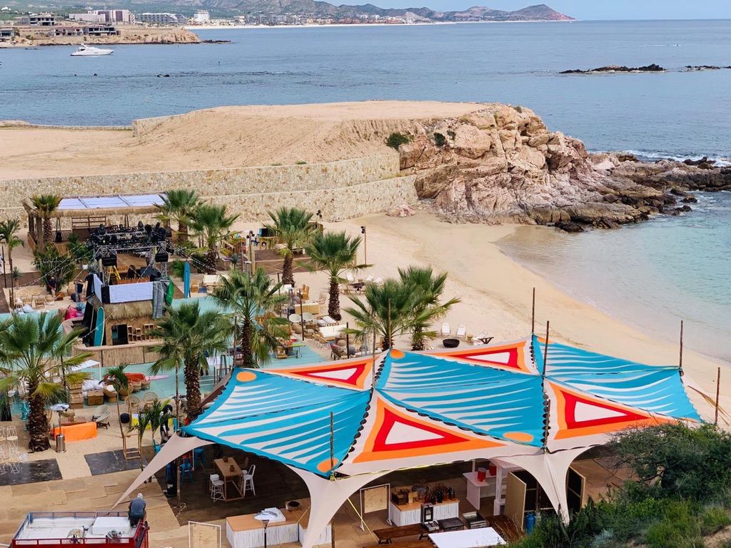 Evento en playa Los Cabos - Estructura decorativa con vista al mar