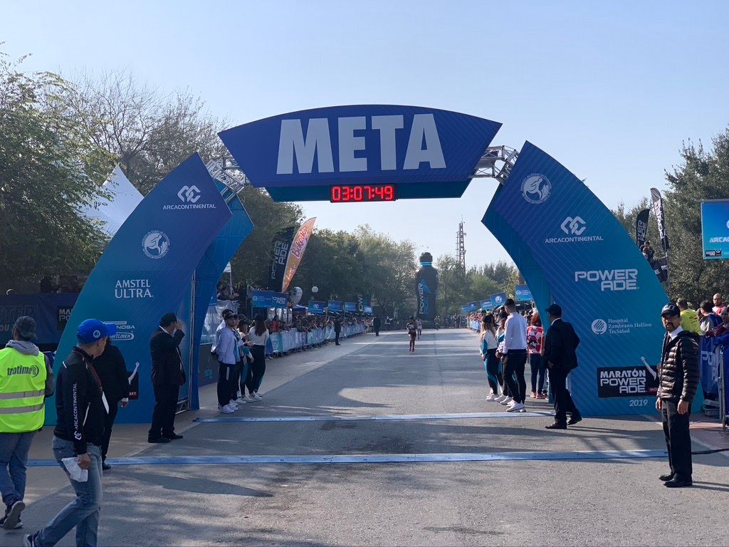 Meta Maratón Powerade Monterrey - Arco de llegada con cronómetro