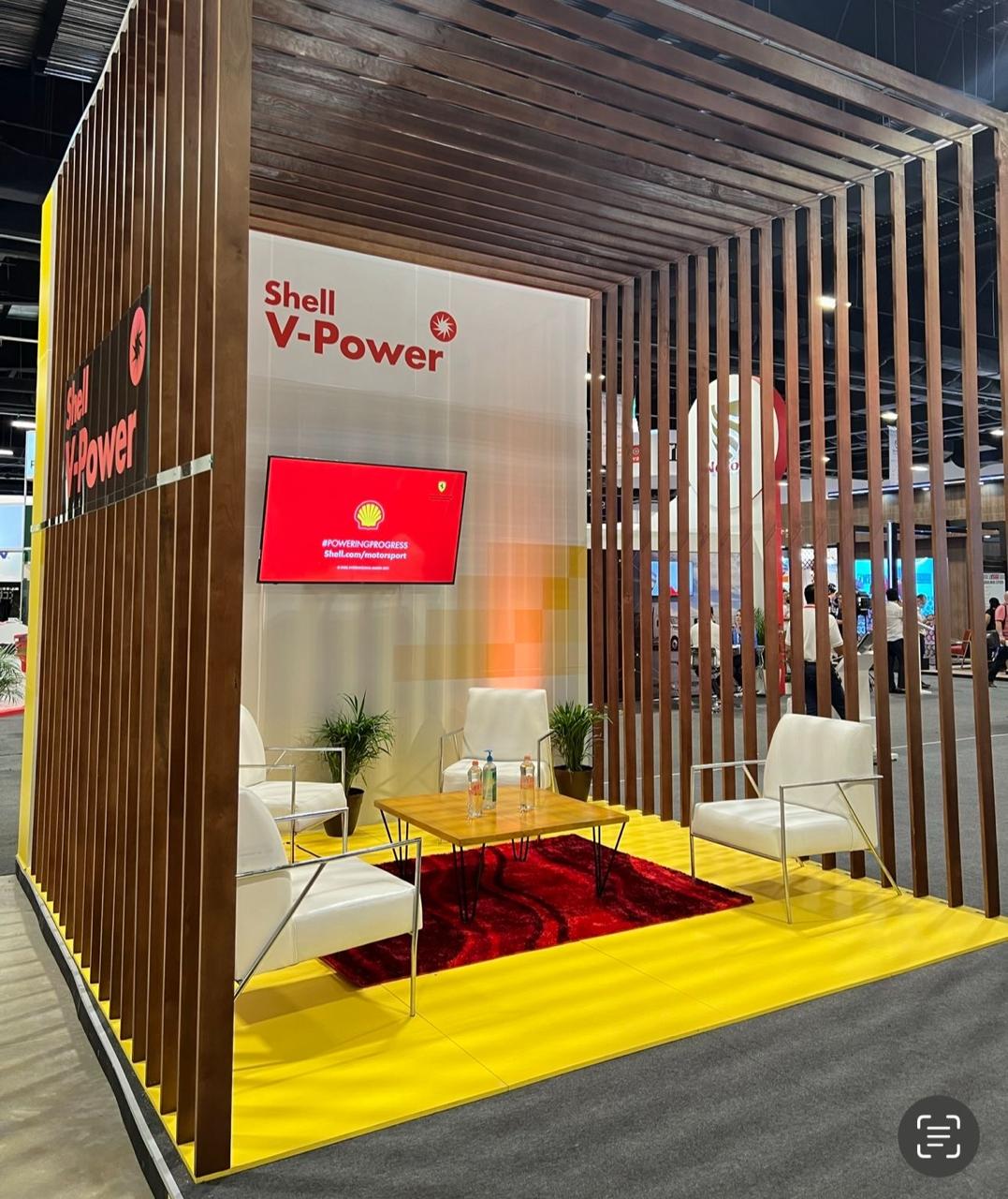 Stand Shell V-Power - Diseño premium con madera y pantalla LED