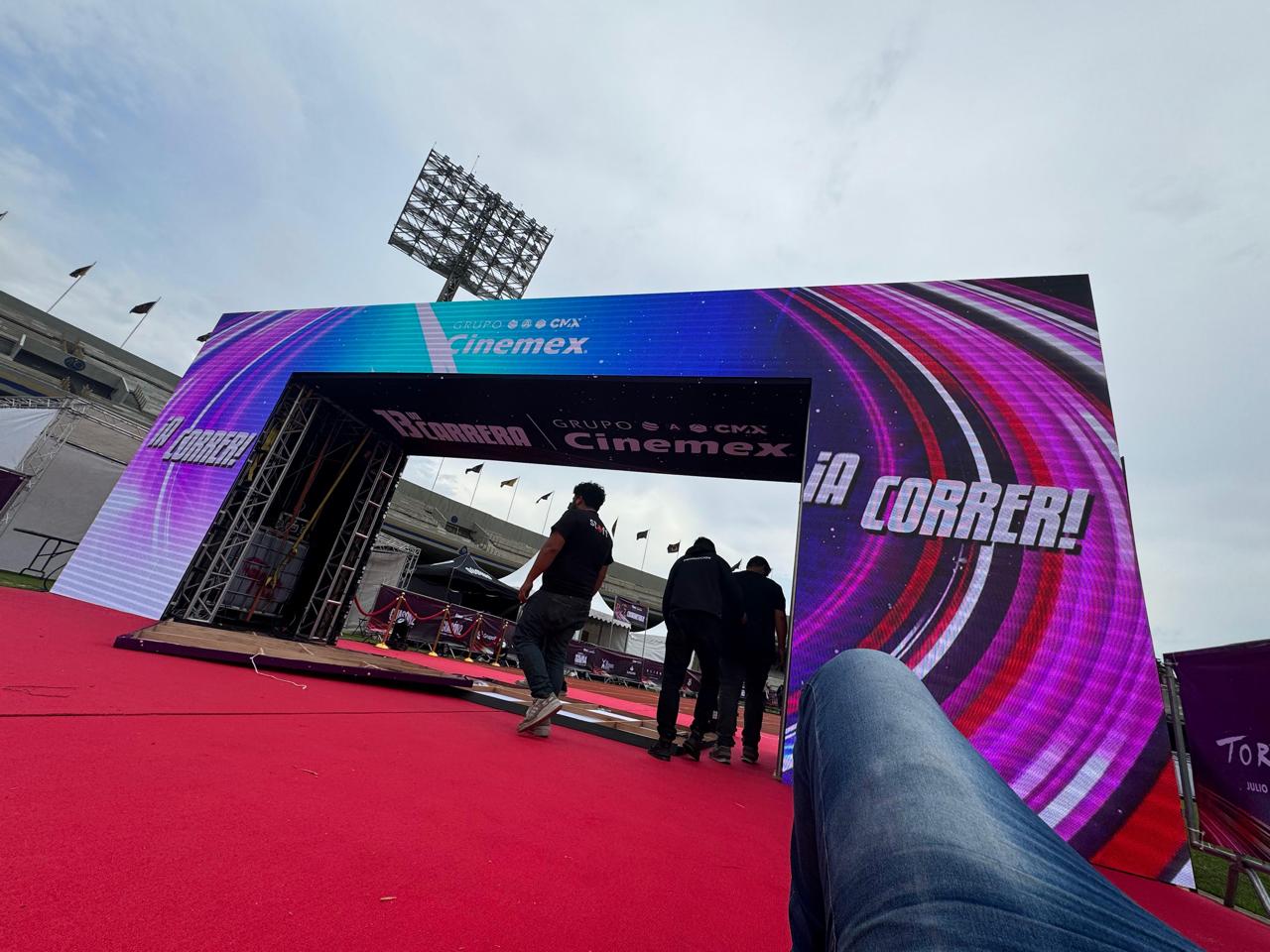 Arco LED Cinemex ¡A Correr! - Carrera en estadio