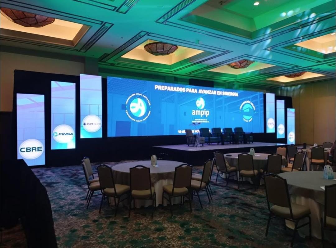 Conferencia AMPIP - Pantalla LED en salón de eventos